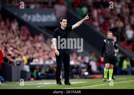BILBAO, ESPAGNE - SEPTEMBRE 17: Andoni Iraola entraîneur-chef de Rayo Vallecano pendant le match de la Liga Santander entre le Club Athlétique et Rayo Vallecano sur 17 septembre 2022 à San Mames à Bilbao, Espagne. Credit: Ricardo Larreina/AFLO/Alay Live News Banque D'Images