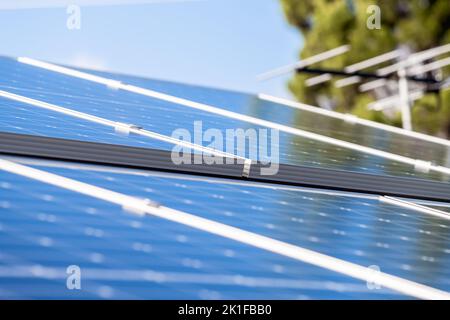 Vue abstraite des panneaux solaires sur le toit d'une maison en Australie. Mise au point sélective au centre de l'image Banque D'Images