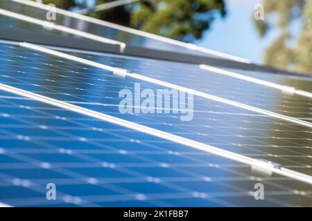 Vue abstraite des panneaux solaires sur le toit d'une maison en Australie. Mise au point sélective au centre de l'image Banque D'Images