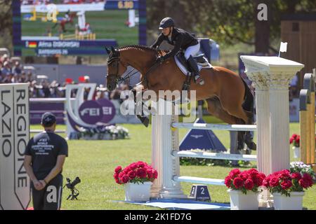 Rocca Di Papa, Italie. 18th septembre 2022. Sports équestres: Championnat du monde, Evesting, Jumping. Alina Dibowski (Allemagne), pilote qui s'évisse, surmonte un obstacle sur la Barbade 26. L'événement a lieu sur le plateau Pratoni del Vivaro. Credit: Friso Gentsch/dpa/Alay Live News Banque D'Images