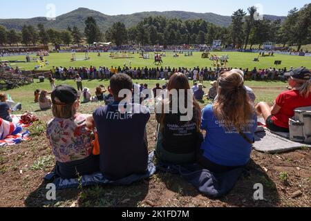 Rocca Di Papa, Italie. 18th septembre 2022. Sport équestre : championnat du monde, concours, saut. Spectateurs assis sur une colline au bord du parcours de saut. L'événement a lieu sur le plateau Pratoni del Vivaro. Credit: Friso Gentsch/dpa/Alay Live News Banque D'Images