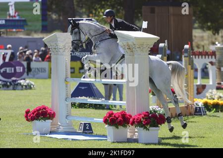 Rocca Di Papa, Italie. 18th septembre 2022. Sports équestres: Championnat du monde, Evesting, Jumping. Le pilote de l'événement Christoph Wahler (Allemagne) passe Carjatan S sur un obstacle. L'événement a lieu sur le plateau Pratoni del Vivaro. Credit: Friso Gentsch/dpa/Alay Live News Banque D'Images