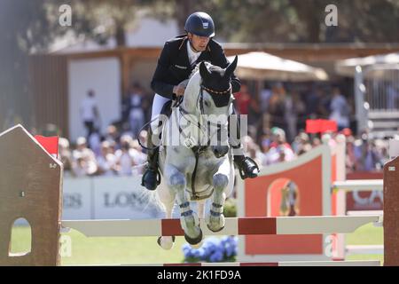 Rocca Di Papa, Italie. 18th septembre 2022. Sports équestres: Championnat du monde, Evesting, Jumping. Le pilote de l'événement Christoph Wahler (Allemagne) passe Carjatan S sur un obstacle. L'événement a lieu sur le plateau Pratoni del Vivaro. Credit: Friso Gentsch/dpa/Alay Live News Banque D'Images