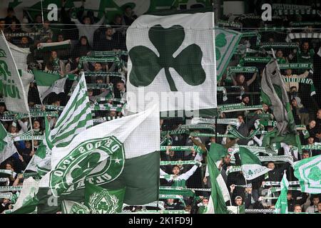 18 septembre 2022, Bavière, Fürth: Football: 2. Bundesliga, SpVgg Greuther Fürth - SC Paderborn 07, Matchday 9, Sportpark Ronhof. Fans de Fürth avant le match. Photo: Jens Niering/dpa - NOTE IMPORTANTE: Conformément aux exigences du DFL Deutsche Fußball Liga et du DFB Deutscher Fußball-Bund, il est interdit d'utiliser ou d'utiliser des photos prises dans le stade et/ou du match sous forme de séquences d'images et/ou de séries de photos de type vidéo. Banque D'Images