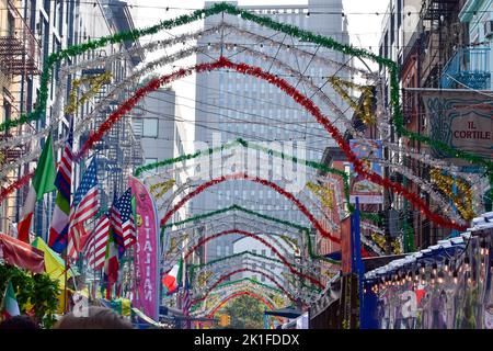 New York, États-Unis. 17th septembre 2022. La fête de San Gennaro est revenue à New York sur 17 septembre 2022; un festival américano-italien a lieu dans la petite Italie de New York pour célébrer le patrimoine italien dans la ville. (Photo de Ryan Rahman/Pacific Press) crédit: Pacific Press Media production Corp./Alay Live News Banque D'Images