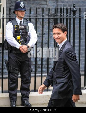 Londres, Royaume-Uni. 18th septembre 2022. Justin Trudeau, premier ministre du Canada, entre au 10 Downing Street pour rencontrer Liz Truss, premier ministre du Royaume-Uni. Credit: Imagetraceur/Alamy Live News Banque D'Images