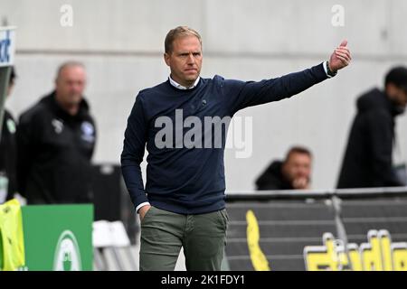 18 septembre 2022, Bavière, Fürth: Football: 2nd Bundesliga, SpVgg Greuther Fürth - SC Paderborn 07, Matchday 9, Sportpark Ronhof. L'entraîneur de Fürth, Marc Schneider, fait des gestes sur la touche. Photo: Jens Niering/dpa - NOTE IMPORTANTE: Conformément aux exigences du DFL Deutsche Fußball Liga et du DFB Deutscher Fußball-Bund, il est interdit d'utiliser ou d'utiliser des photos prises dans le stade et/ou du match sous forme de séquences d'images et/ou de séries de photos de type vidéo. Banque D'Images