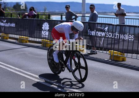 18th septembre 2022 ; 18th septembre 2022, Wollongong, Illawarra, pays de Galles du Sud, Australie: UCI World Road Cycling Championships, essais de temps des femmes: Agnieska Skalniak-Sojka de Pologne est regardé par la foule. Banque D'Images