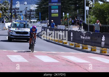 18th septembre 2022 ; 18th septembre 2022, Wollongong, Illawarra, pays de Galles du Sud, Australie: UCI World Road Cycling Championships, essais de temps des femmes: Arianna Fidanza d'Italie est suivie par la voiture d'équipe Banque D'Images