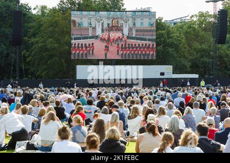 Les foules à Hyde Park sont photographiées en regardant le cercueil de sa Majesté la Reine transporté au Palais de Westminster sur de grands écrans vidéo. Banque D'Images