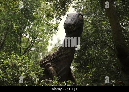 Ajaltoun, Liban - 14 août 2022. Satue d'un dinosaure T-rex dans le parc Dino City Park à Ajaltoun, Liban. Banque D'Images