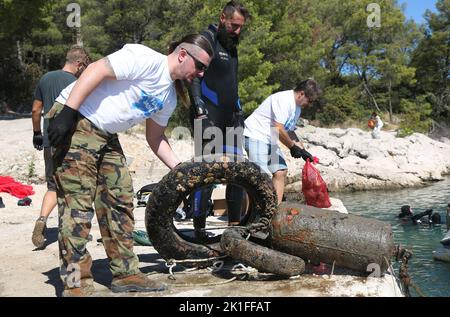 Dans le cadre du projet Blue Adriatic, l'association EMEDEA, en partenariat avec l'Agence de développement du comté de Sibenik-Knin, a organisé la première action écologique de nettoyage du sous-marin sous le pont de Morinje, à Sibenik, Croatie, sur 18 septembre 2022 photo: Dusko Jaramaz/PIXSELL Banque D'Images