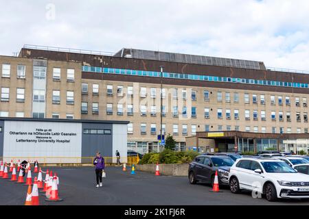 Façade extérieure de l'hôpital universitaire de Letterkenny (LUH) un hôpital général et de maternité aigu, Comté de Donegal, Irlande Banque D'Images