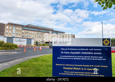 Façade extérieure de l'hôpital universitaire de Letterkenny (LUH) un hôpital général et de maternité aigu, Comté de Donegal, Irlande Banque D'Images