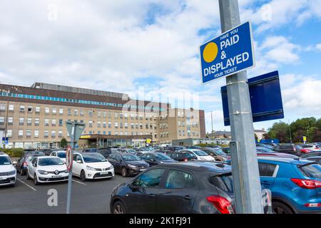 Façade extérieure de l'hôpital universitaire de Letterkenny (LUH), parking payant, comté de Donegal, Irlande Banque D'Images