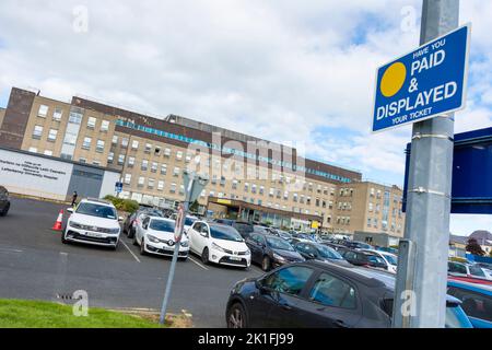 Façade extérieure de l'hôpital universitaire de Letterkenny (LUH), parking payant, comté de Donegal, Irlande Banque D'Images