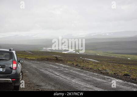 Vus Dacia Duster gris sur une route de gravier en Islande Banque D'Images