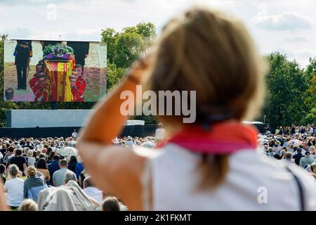 Les foules à Hyde Park sont photographiées en regardant le cercueil de sa Majesté la Reine transporté au Palais de Westminster sur de grands écrans vidéo. Banque D'Images