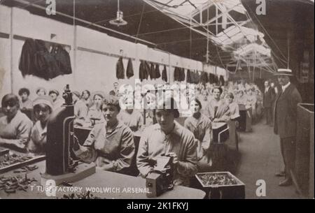 T tube Factory, Woolwich Arsenal, début du 20th siècle. Rangées de femmes travailleurs de munitions à leurs bancs. Plusieurs personnes de sexe masculin se tiennent debout d'un côté Banque D'Images