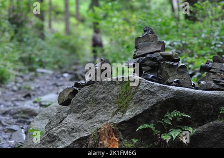 Gros plan de pierres de carrière empilées en équilibre dans la vallée de l'Oker, dans les montagnes de Harz en Allemagne Banque D'Images