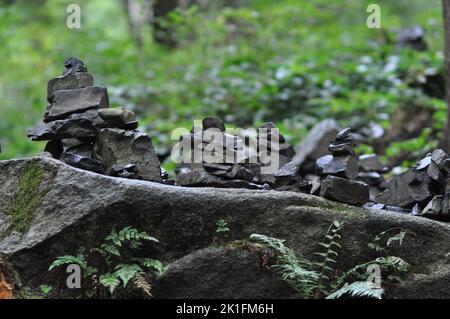 Gros plan de pierres de carrière empilées en équilibre dans la vallée de l'Oker, dans les montagnes de Harz en Allemagne Banque D'Images