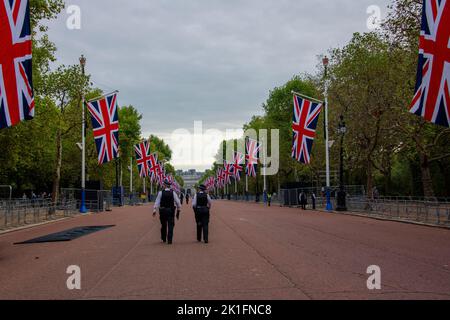 Préparatifs devant le Palais de Buckingham pour les funérailles du 19th octobre 2022 Banque D'Images