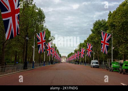 Préparatifs devant le Palais de Buckingham pour les funérailles du 19th octobre 2022 Banque D'Images