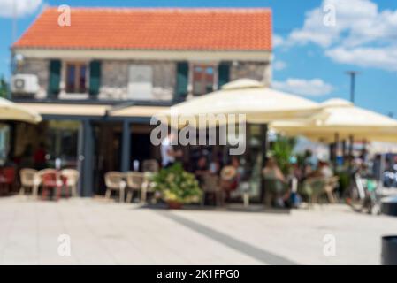 Un arrière-plan abstrait flou d'un café en plein air à Murter, en Croatie. Banque D'Images
