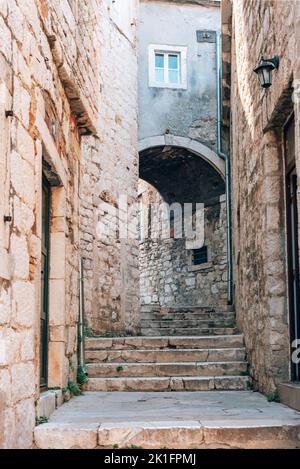 Rue pavée étroite à Sibenik, région de Dalmatie, Croatie. Banque D'Images