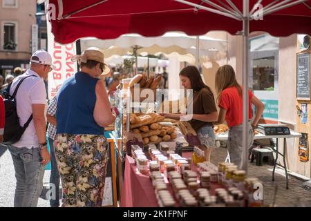 Marché de rue traditionnel, Apt, Provence, France, Europe Banque D'Images