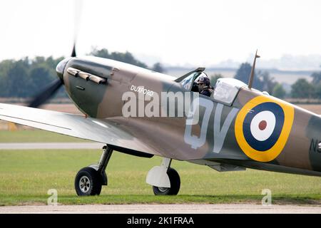 Supermarine Spitfire Mk.IA N3200 (G-CFGJ) en attente de décollage pour son exposition aérienne au salon de l'aviation de la bataille de Grande-Bretagne de l'IWM Duxford le 10th septembre 2022 Banque D'Images