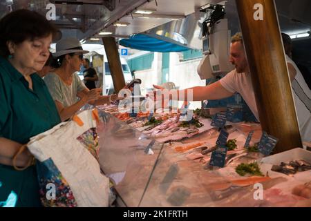 Marché de rue traditionnel, Apt, Provence, France, Europe Banque D'Images