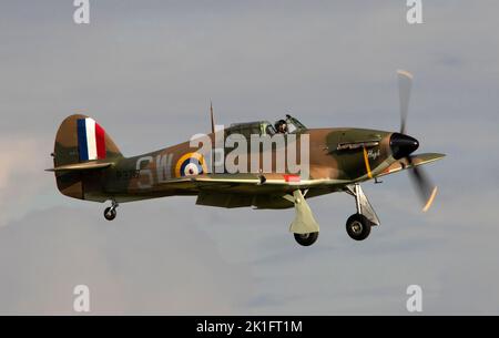 Hawker Hurricane Mk.I P3717 (G-HITT) débarquant au crépuscule, après son exposition aérienne au spectacle aérien de la bataille de Grande-Bretagne de l'IWM Duxford le 10th septembre 2022 Banque D'Images