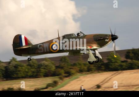 Hawker Hurricane Mk.I P3717 (G-HITT) débarquant au crépuscule, après son exposition aérienne au spectacle aérien de la bataille de Grande-Bretagne de l'IWM Duxford le 10th septembre 2022 Banque D'Images