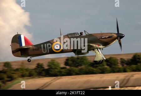 Hawker Hurricane Mk.I R4118 (G-HUPW) débarquant au crépuscule, après son exposition aérienne au spectacle aérien de la bataille de Grande-Bretagne de l'IWM Duxford le 10th septembre Banque D'Images