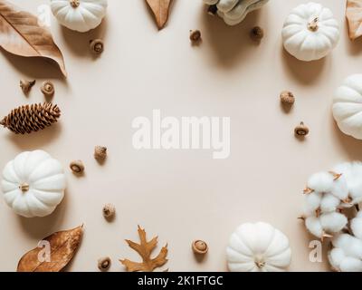 Composition d'automne avec différentes feuilles, citrouilles, acornes sur fond beige. Automne, automne, halloween, Thanksgiving Day concept. Flat lay, vue de dessus, c Banque D'Images
