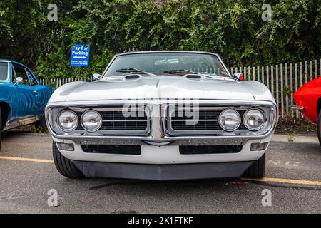 Tybee Island, GA - 3 octobre 2020 : vue de face basse d'un cabriolet Firebird 1968 de Pontiac lors d'un salon automobile local. Banque D'Images