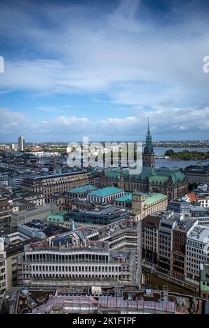 vue aérienne de la ville hanséatique de hambourg par beau temps Banque D'Images