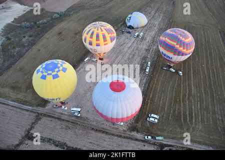 Un cliché aérien de ballons à air chaud atterrissant en Cappadoce, Turquie Banque D'Images
