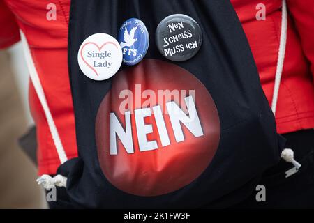 18 septembre 2022, Hessen, Francfort-sur-le-main: 'No' est écrit sur le sac à dos d'un démonstrateur lors d'une démonstration pro-russe à l'Opernplatz. Dans la métropole de main, dimanche, des manifestants pro-russes protestent contre les sanctions contre la Russie. Dans le même temps, une contre-manifestation en faveur de l'Ukraine a lieu. Photo: Sebastian Gollnow/dpa Banque D'Images