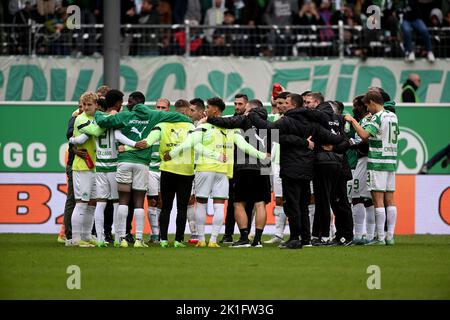 18 septembre 2022, Bavière, Fürth: Football: 2nd Bundesliga, SpVgg Greuther Fürth - SC Paderborn 07, Matchday 9, Sportpark Ronhof. Les joueurs de Fürth applaudissent après le match. Photo: Jens Niering/dpa - NOTE IMPORTANTE: Conformément aux exigences du DFL Deutsche Fußball Liga et du DFB Deutscher Fußball-Bund, il est interdit d'utiliser ou d'utiliser des photos prises dans le stade et/ou du match sous forme de séquences d'images et/ou de séries de photos de type vidéo. Banque D'Images