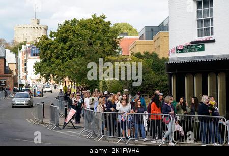 Les membres du public font la queue au coin de la rue ofx Sheet et du chemin Kings à Windsor, qui se rendent à la longue marche pour rendre hommage à l'extérieur du château de Windsor, dans le Berkshire, après la mort de la reine Elizabeth II Date de la photo: Dimanche 18 septembre 2022. Banque D'Images