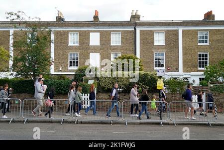 Les membres du public font la queue le long de la rue Sheet à Windsor alors qu'ils se rendent à la longue marche pour rendre leurs respects à l'extérieur du château de Windsor, dans le Berkshire, après la mort de la reine Elizabeth II Date de la photo: Dimanche 18 septembre 2022. Banque D'Images