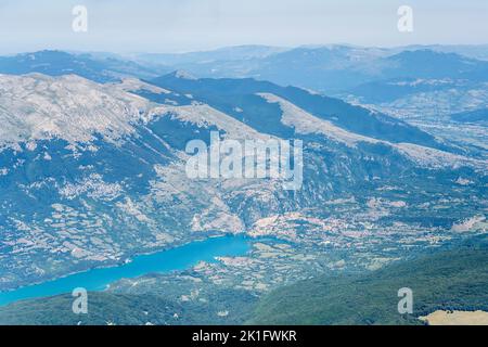 Prise de vue aérienne, à partir d'un petit avion, du village et du lac de Barrea, prise de vue dans la lumière d'été lumineuse de l'ouest, Apennines, l'Aquila, Abruzzes, Italie Banque D'Images