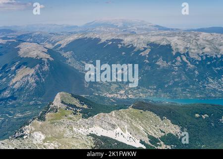 Prise de vue aérienne, à partir d'un petit avion, du village de Villetta Barrea sur le lac de Barrea; en arrière-plan la grande gamme de Maiella, prise de vue dans la lumière d'été lumineuse de nous Banque D'Images