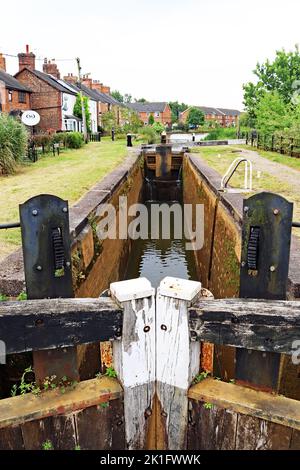 L'écluse de Thurlwood sur le canal Trent et Mersey s'assèchant vendredi 29th juillet 2022. Après un hiver sec, ce canal est fermé en raison d'un manque d'eau. Banque D'Images