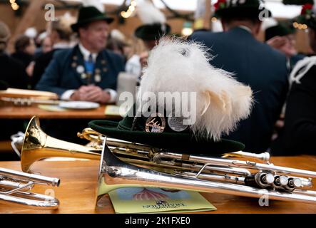 Munich, Allemagne. 18th septembre 2022. Les membres d'un groupe de costumes traditionnels fêtent dans un chapiteau après le costume traditionnel et la séance de tournage à l'Oktoberfest, après avoir retiré leurs instruments. Credit: Sven Hoppe/dpa/Alay Live News Banque D'Images