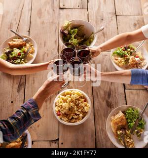 Vin, nourriture et grands amis. Les gens toastent avec du vin pendant un repas. Banque D'Images