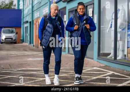 Bethany England #9 de Chelsea Women et Jess carter #7 de Chelsea Women arrivent pendant le match de Super League des femmes de Fa Liverpool Women vs Chelsea Women à Prenton Park, Birkenhead, Royaume-Uni, 18th septembre 2022 (photo de Phil Bryan/News Images) Banque D'Images