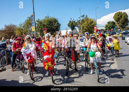 Istanbul, Turquie - 18 septembre 2022 : visite en vélo des femmes de fantaisie. Visite en vélo des femmes d'Istanbul. Belle femme est à vélo pour l'environnement Banque D'Images
